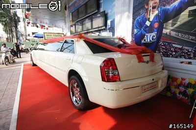 胡志明市史上最佳摸彩獎品--克萊司勒加長型300 TOURING  兩台
