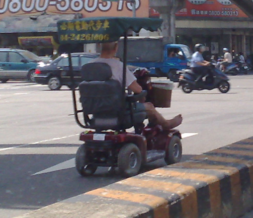 阿伯...你是怎麼騎車的？！有安全島怎麼還騎到逆向快車道！！