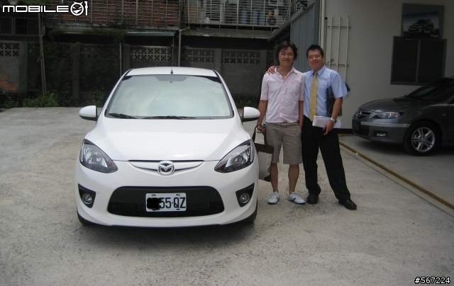 呵呵~大家恭喜這位全台北第一台順利掛牌交車的MAZDA 2車主吧^^