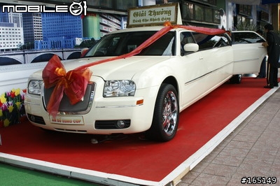 胡志明市史上最佳摸彩獎品--克萊司勒加長型300 TOURING  兩台