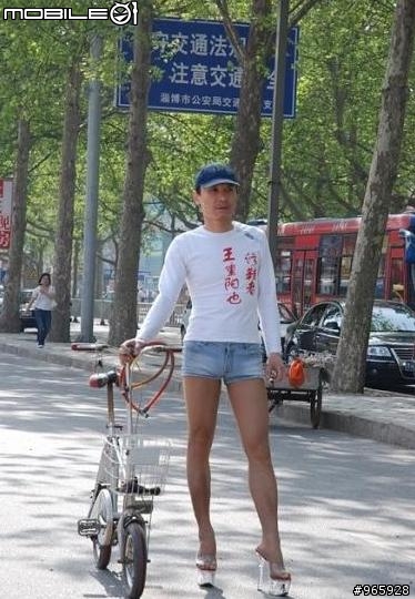雖然單車很熱門.但騎單車請不要穿高跟鞋(剛吃飽及厭食症勿入)