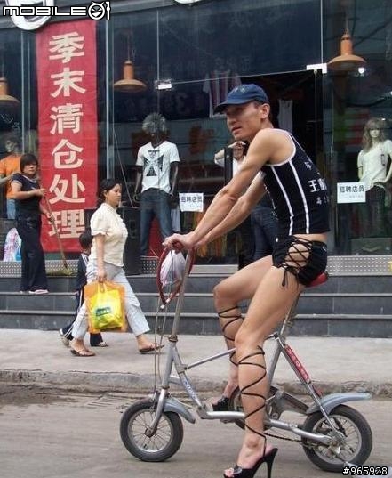 雖然單車很熱門.但騎單車請不要穿高跟鞋(剛吃飽及厭食症勿入)