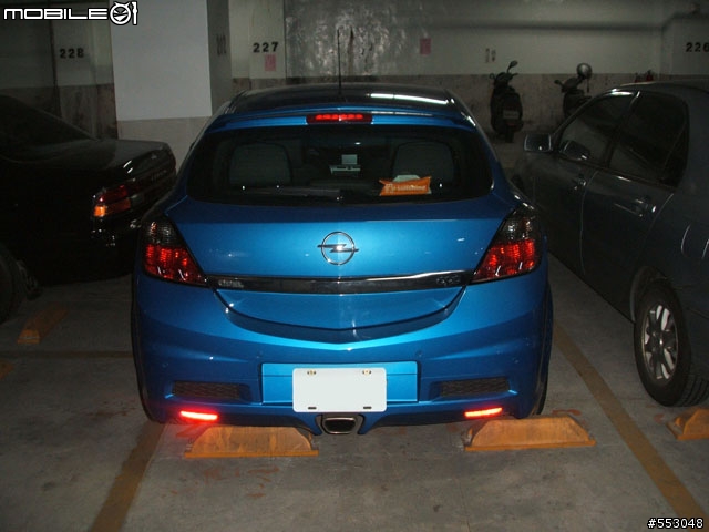 停車場驚見 Opel Astra OPC !!