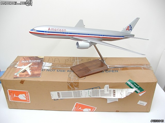 [分享]1:100  American Airlines 777-200飛機模型