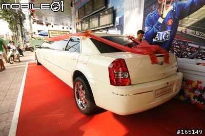 胡志明市史上最佳摸彩獎品--克萊司勒加長型300 TOURING  兩台