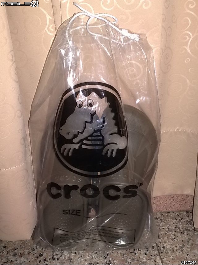 今天入手的CROCS...防水鞋...布希鞋啦...(N82拍的唷)