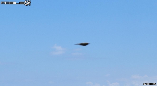 朋友在家裡後院拍到UFO!!!