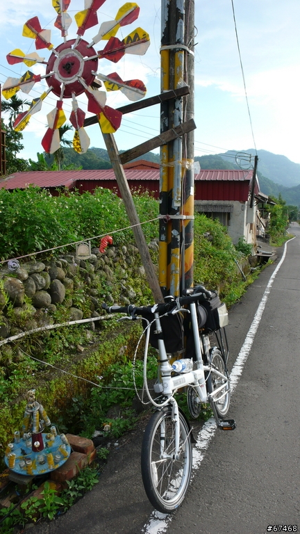 騎車禁止轉頭聊天，否則....