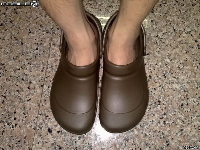 今天入手的CROCS...防水鞋...布希鞋啦...(N82拍的唷)