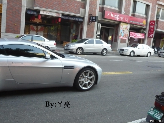 星期五在台中遇到的Aston Martin V8 Vantage