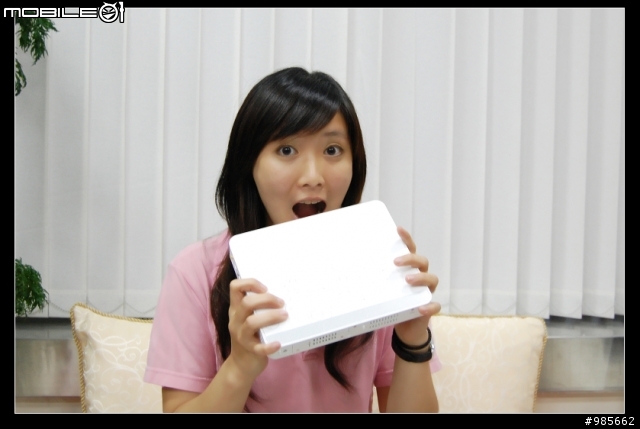 哇...比Wii還小的E BOX耶！