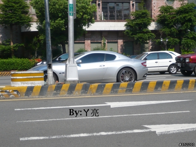 路上遇到的Maserati GranTurismo