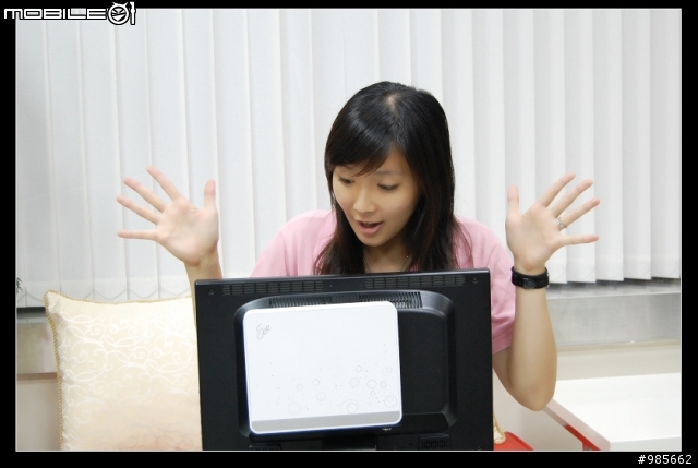 哇...比Wii還小的E BOX耶！