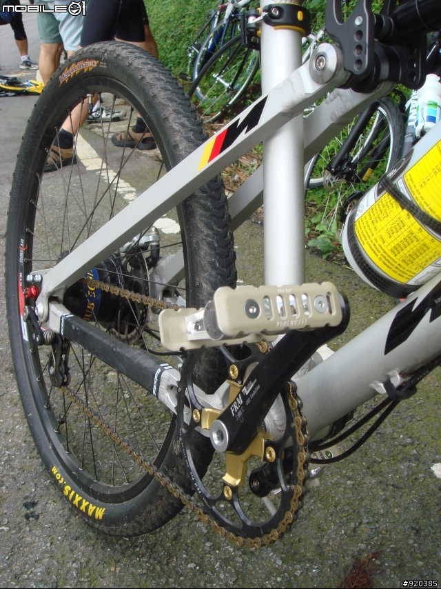 風櫃嘴巧遇稀有車..有誰知道它是何許名車啊??