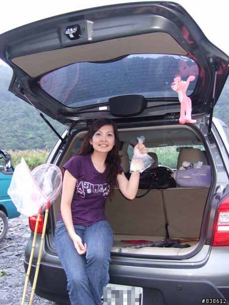 LIVINA酷車配美人，外加美景與小兔崽子~