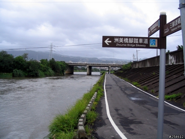 颱風天--河濱車道實況報導
