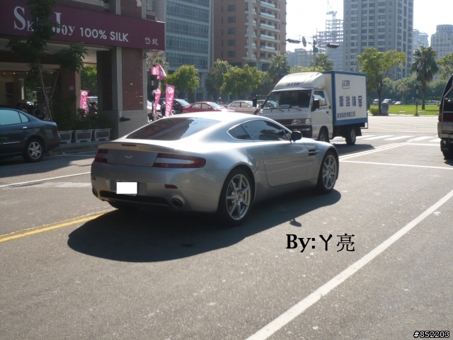 星期五在台中遇到的Aston Martin V8 Vantage