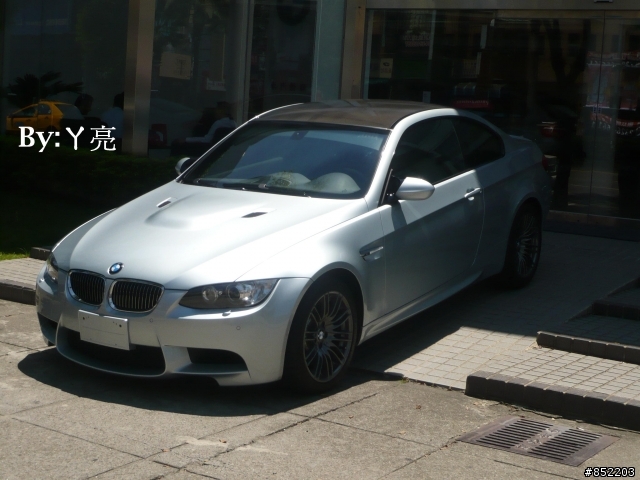 在汎德門口的BMW E92 M3
