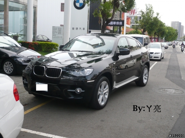 今天在汎德門口看到的BMW~X6