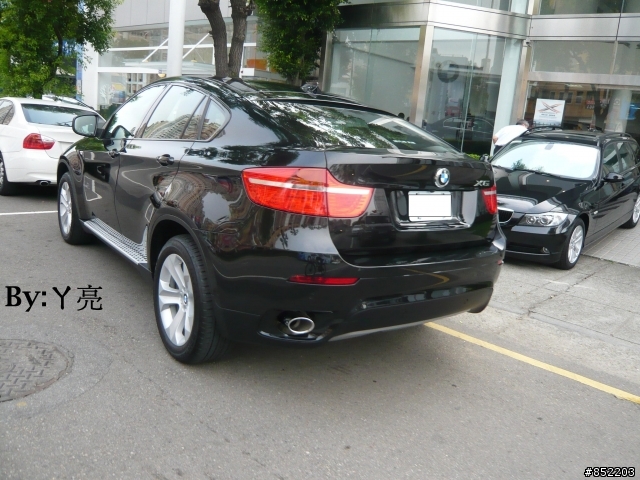 今天在汎德門口看到的BMW~X6
