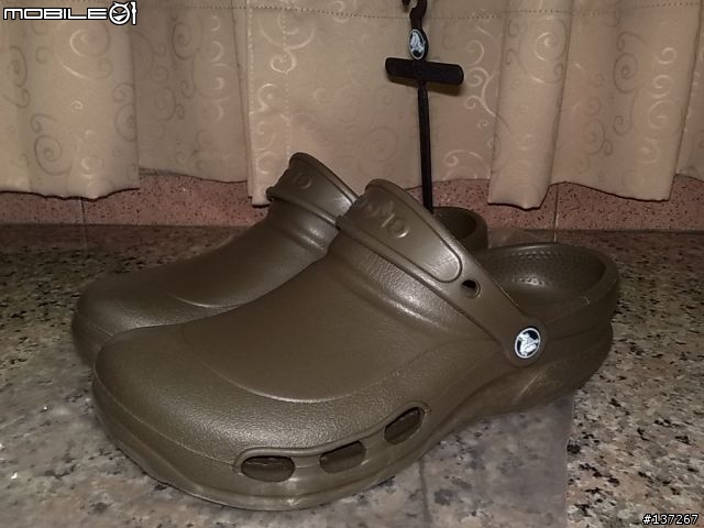 今天入手的CROCS...防水鞋...布希鞋啦...(N82拍的唷)