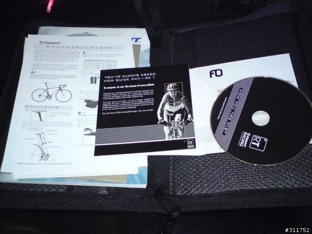 買車架....居然附光碟......