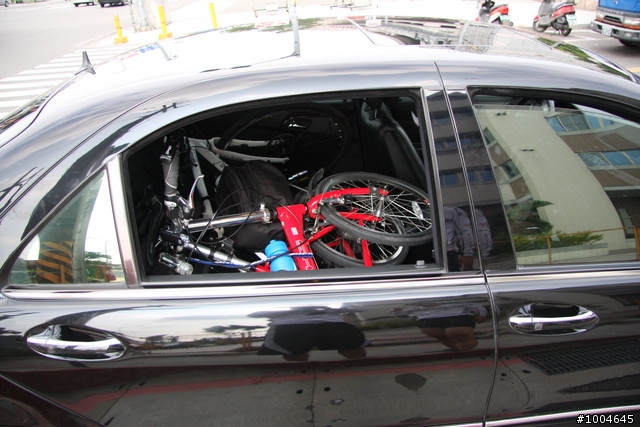 竟然可以塞二台腳踏車~被嚇到了