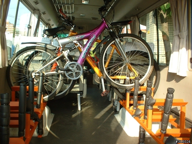 有這種遊覽車真好，可以載人又可以載車