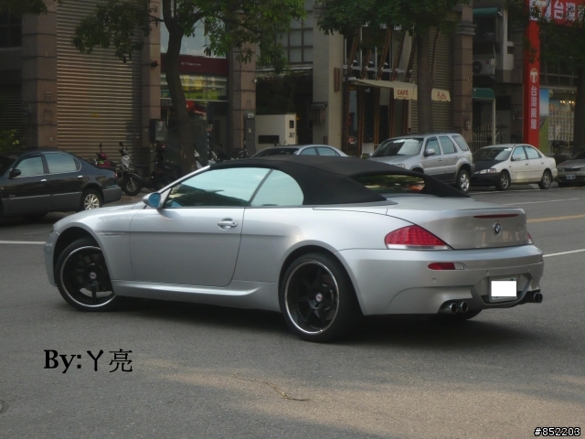 今天看到的6-Series Convertible改黑框LOOK M6敞篷