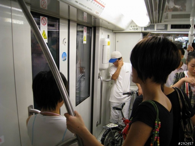 上海的小折坐電車都不用折~是地鐵可以允許還是中國人自私呢?