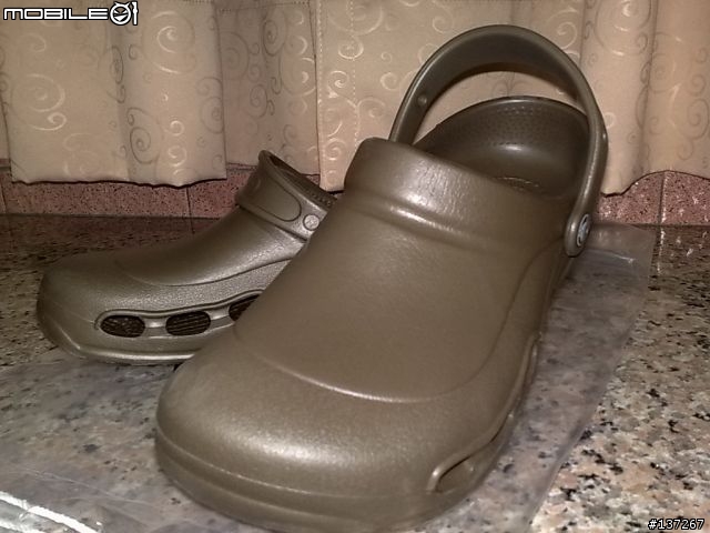 今天入手的CROCS...防水鞋...布希鞋啦...(N82拍的唷)