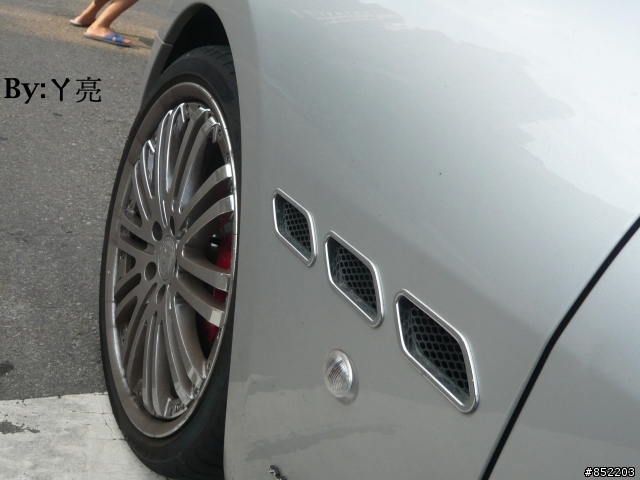 路上遇到的Maserati GranTurismo