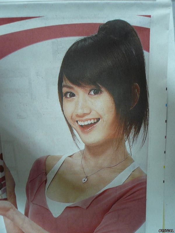 這個女生是誰阿~!?   她好漂亮歐~