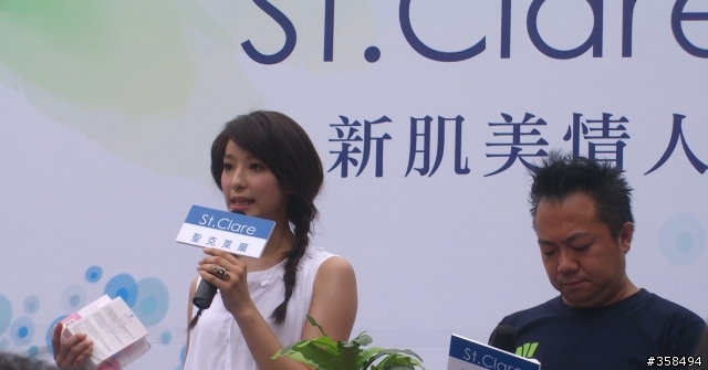 又補照片囉..<<分享美妝活動照>>拔起粉刺，真的像拔蘿蔔呦!!
