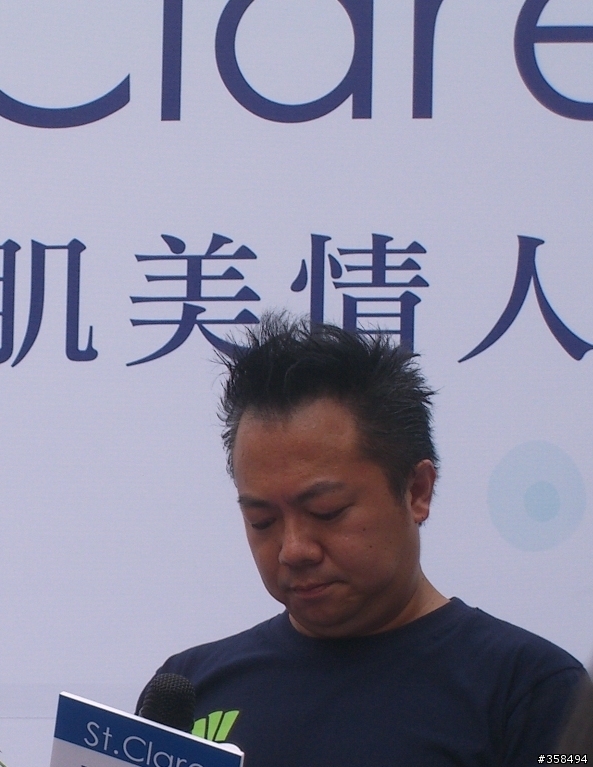 又補照片囉..<<分享美妝活動照>>拔起粉刺，真的像拔蘿蔔呦!!