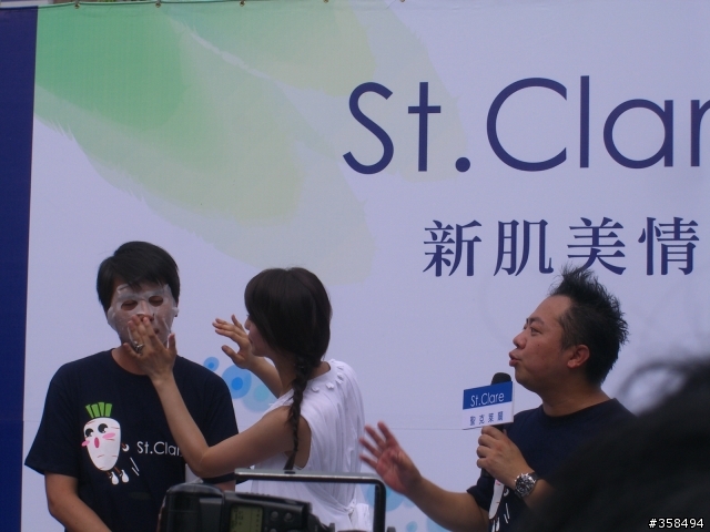 又補照片囉..<<分享美妝活動照>>拔起粉刺，真的像拔蘿蔔呦!!