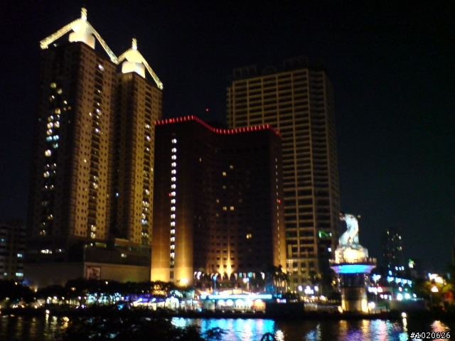 k810的一些夜拍  高雄愛河