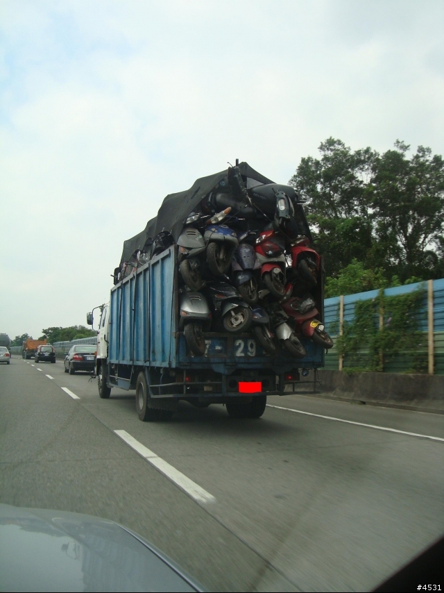 沒人敢跟在後面的車~~