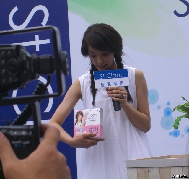 又補照片囉..<<分享美妝活動照>>拔起粉刺，真的像拔蘿蔔呦!!