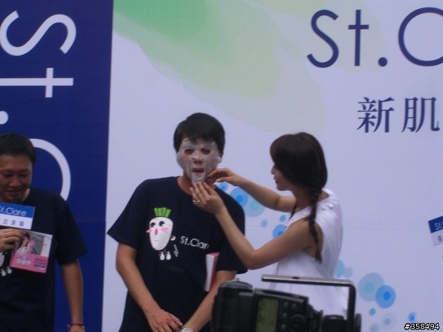 又補照片囉..<<分享美妝活動照>>拔起粉刺，真的像拔蘿蔔呦!!