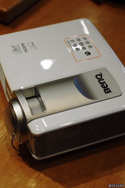 [長短真的很重要!!] 在星巴克相遇BenQ MP512ST短焦投影機