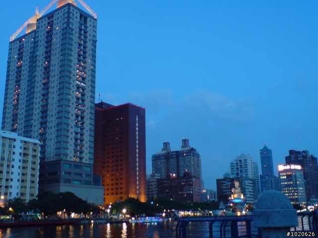 k810的一些夜拍  高雄愛河