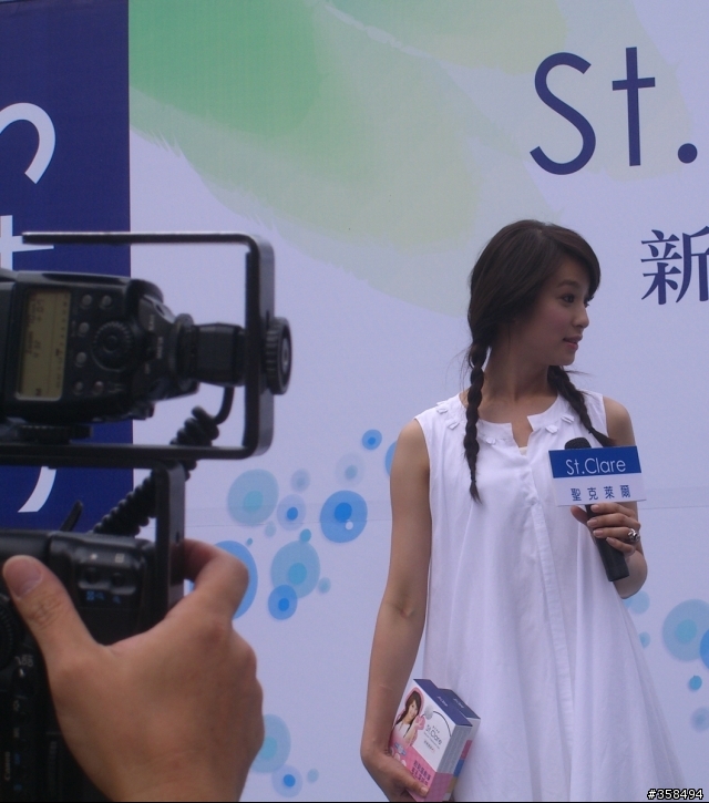 又補照片囉..<<分享美妝活動照>>拔起粉刺，真的像拔蘿蔔呦!!