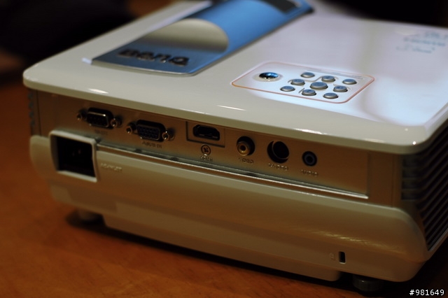 [長短真的很重要!!] 在星巴克相遇BenQ MP512ST短焦投影機