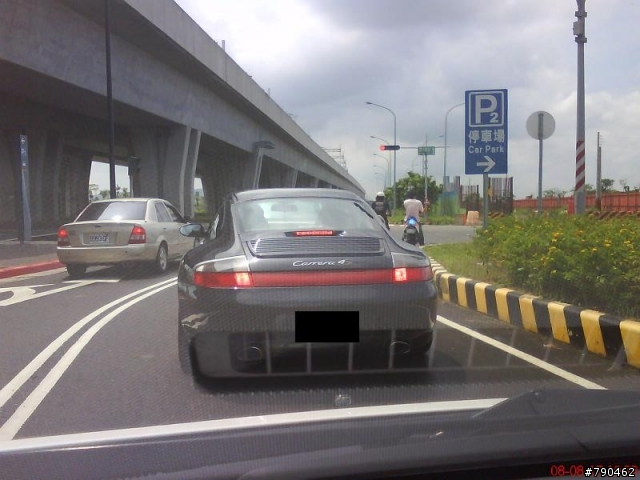 這台保時捷後面反光片是自己裝的嗎?