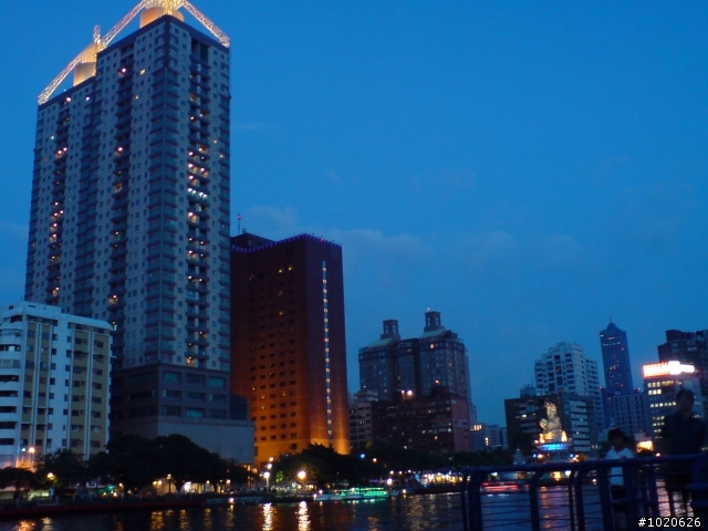 k810的一些夜拍  高雄愛河