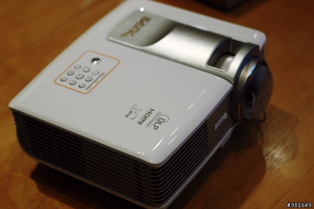 [長短真的很重要!!] 在星巴克相遇BenQ MP512ST短焦投影機