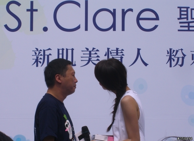 又補照片囉..<<分享美妝活動照>>拔起粉刺，真的像拔蘿蔔呦!!