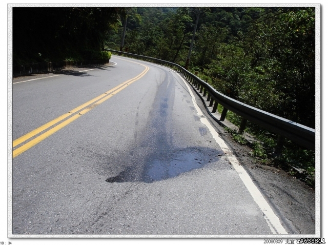 北宜公路往東方向（47-52KM）的路面被惡意潑機油