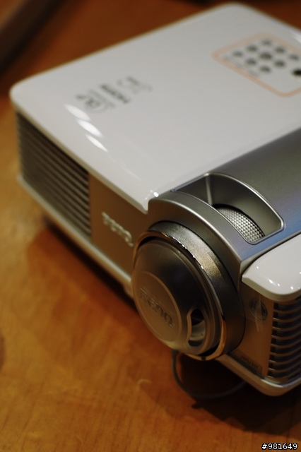 [長短真的很重要!!] 在星巴克相遇BenQ MP512ST短焦投影機
